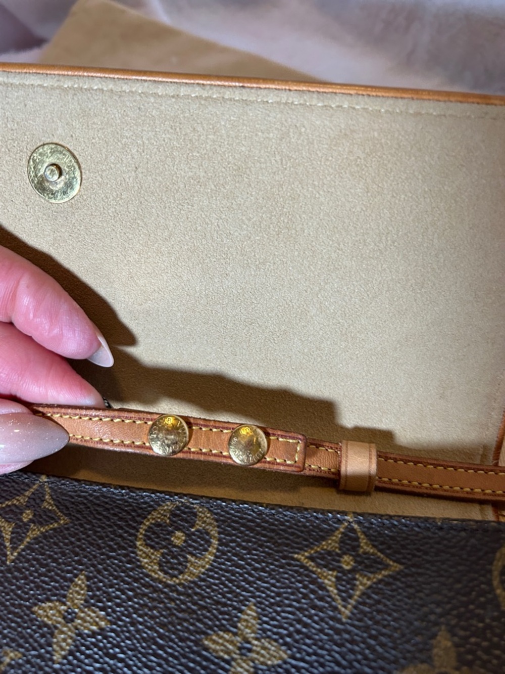 381. Louis Vuitton Monogram Pochette Twin GM w/coa - Picture 10 of 13